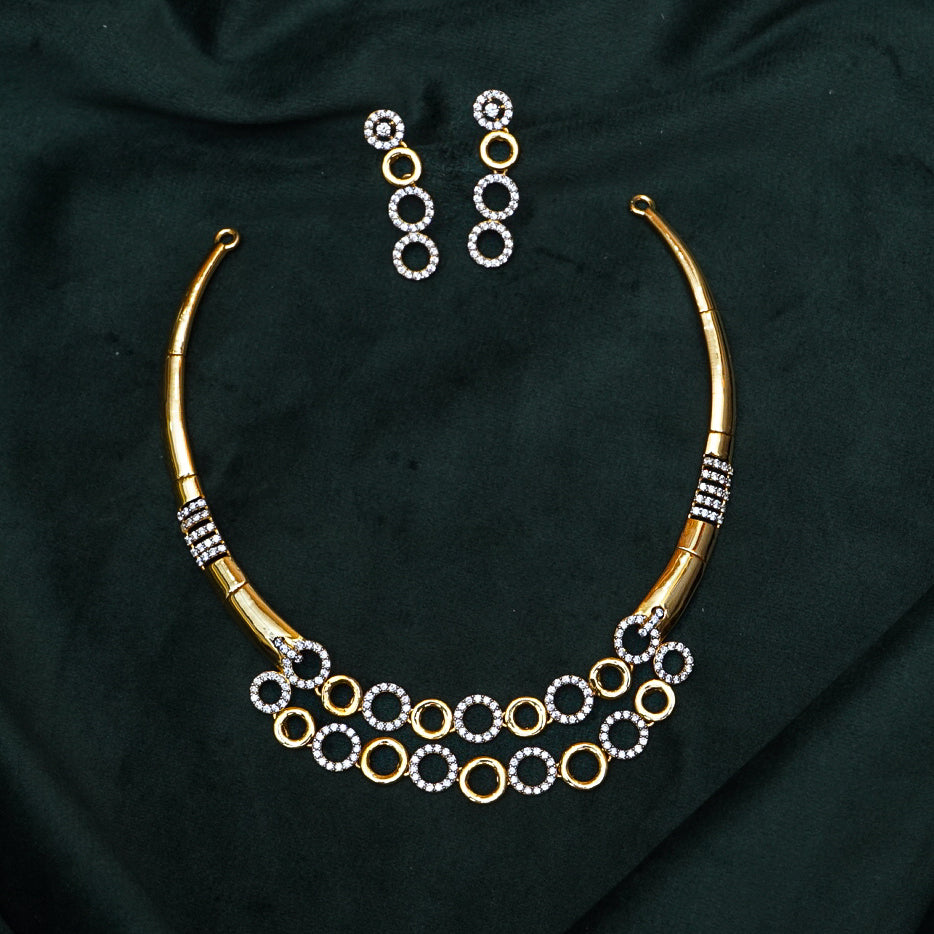 "A Touch of Luxury: Beautifully Crafted Gold Necklace"