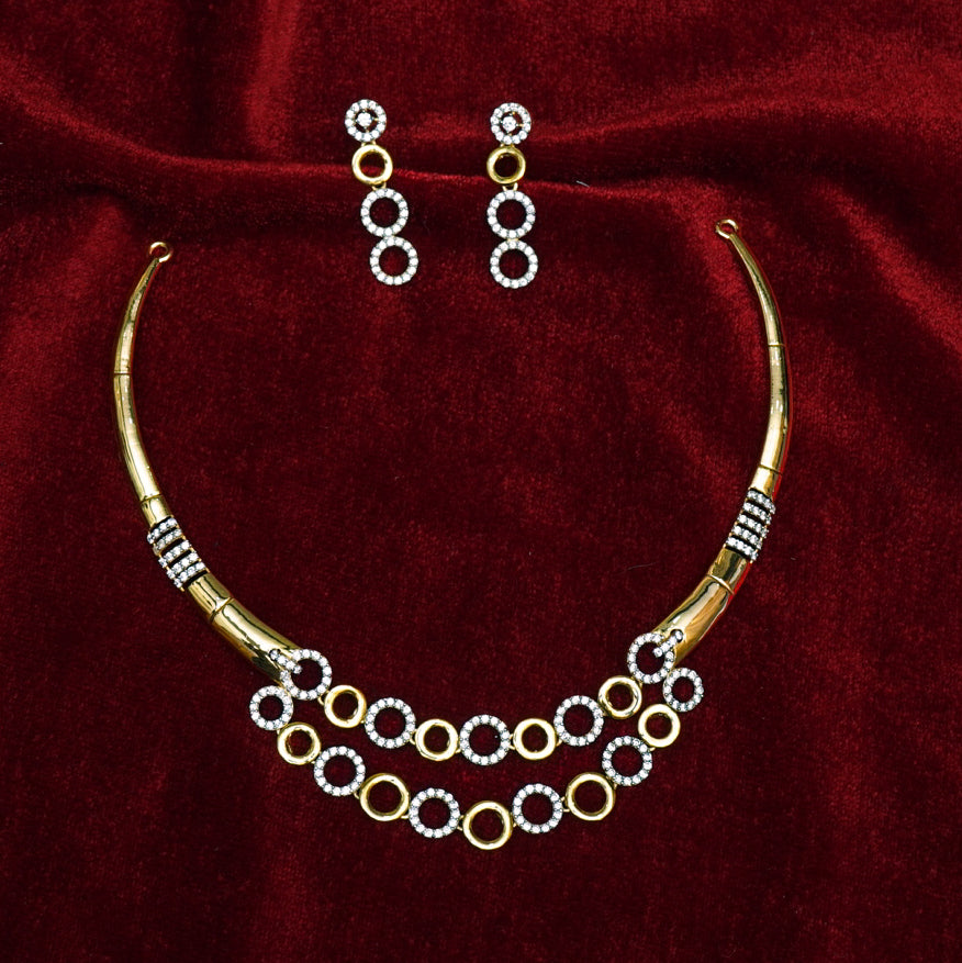 "A Touch of Luxury: Beautifully Crafted Gold Necklace"