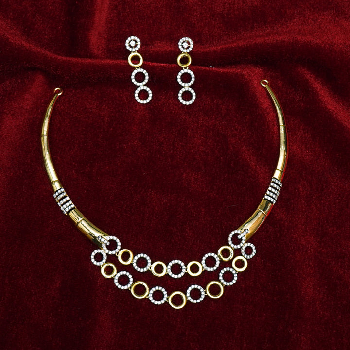 "A Touch of Luxury: Beautifully Crafted Gold Necklace"